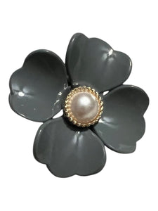 Grey Flower w/pearl hair claw