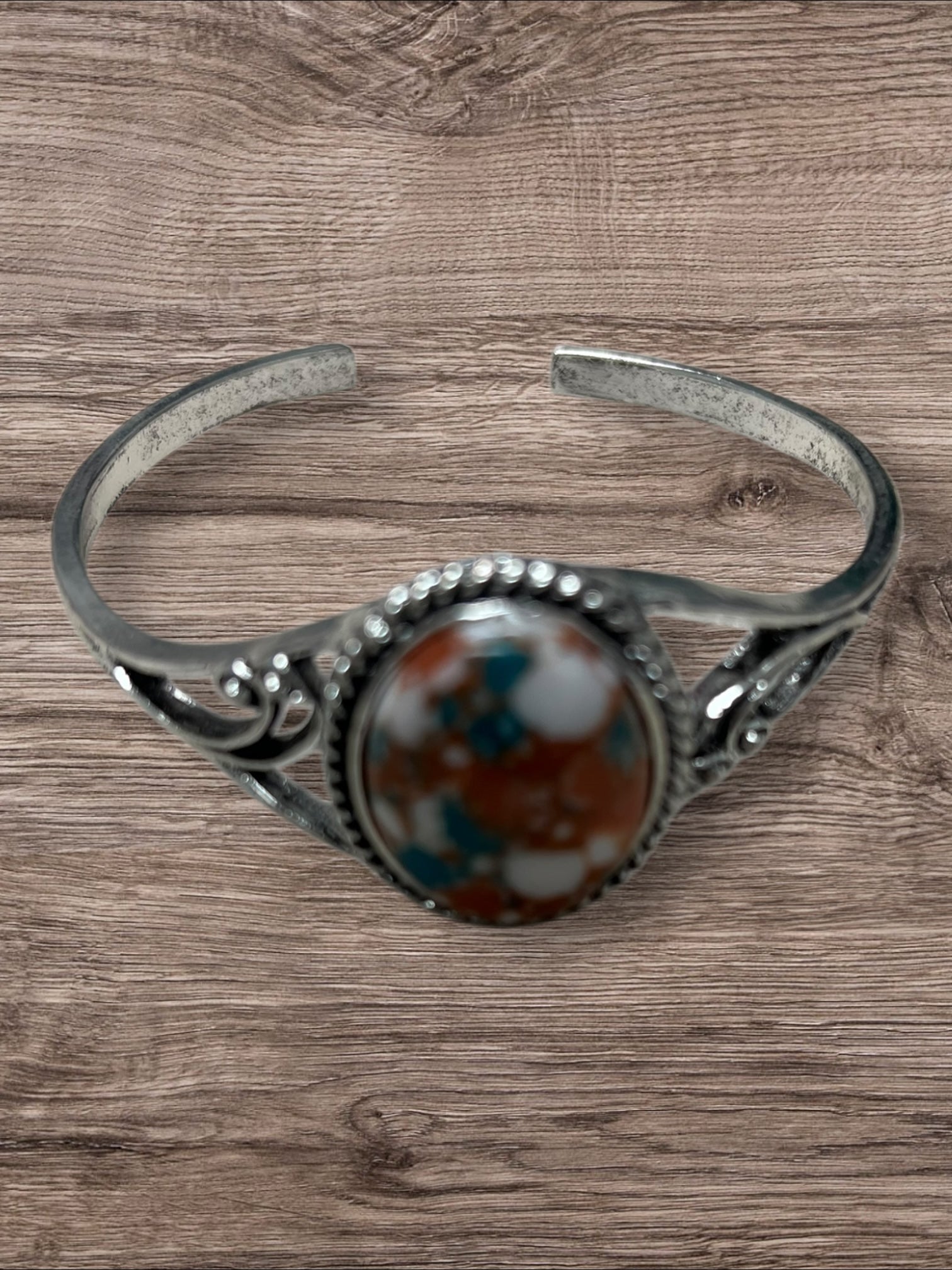 Silver cuff fashion with mixed stone