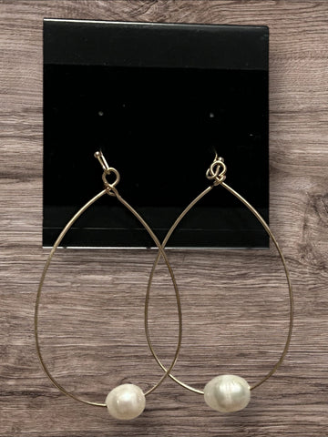 Gold wire and pearl earrings