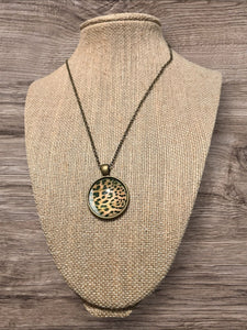 Round leopard pendant