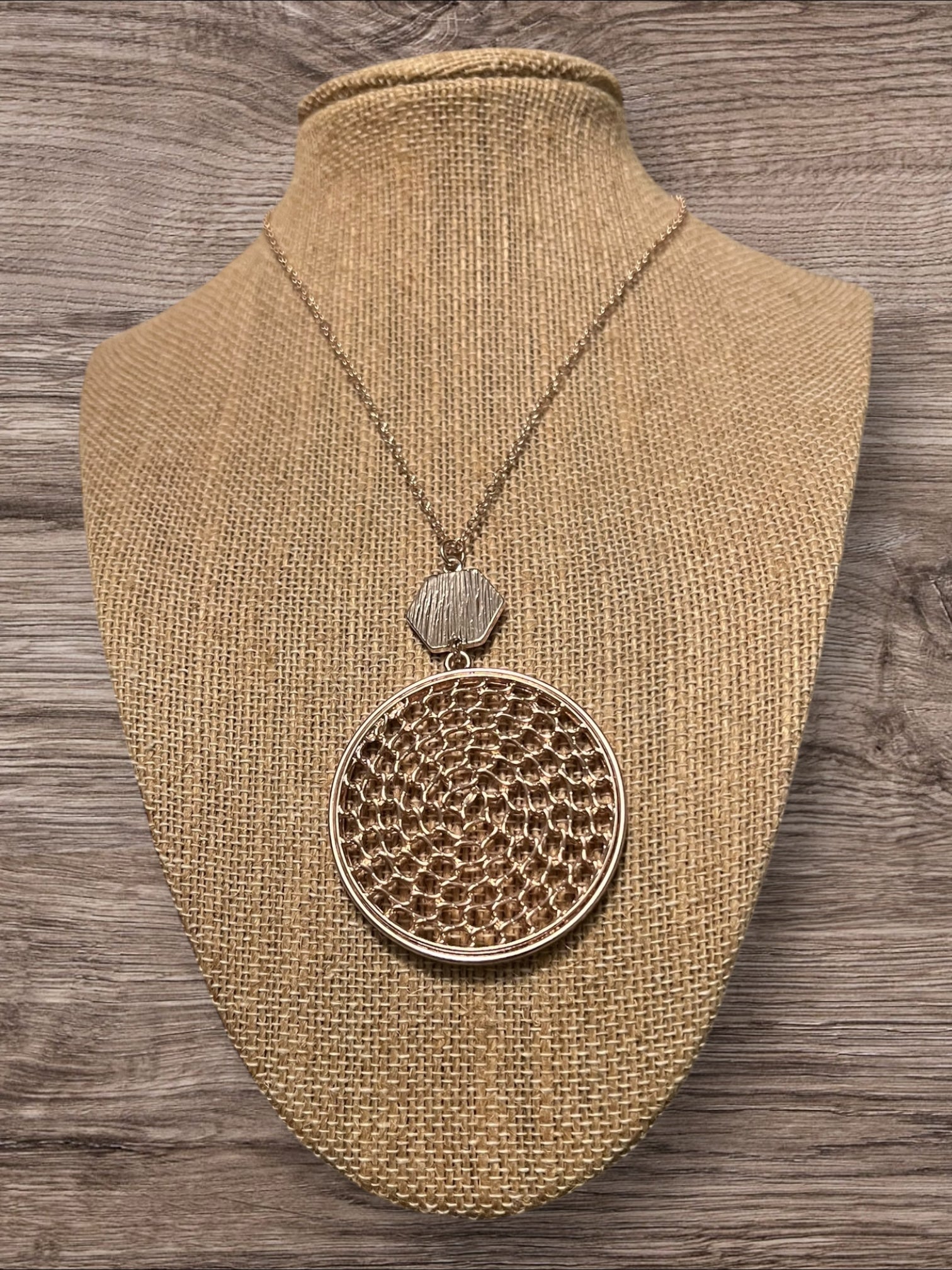 Rose gold round pendant