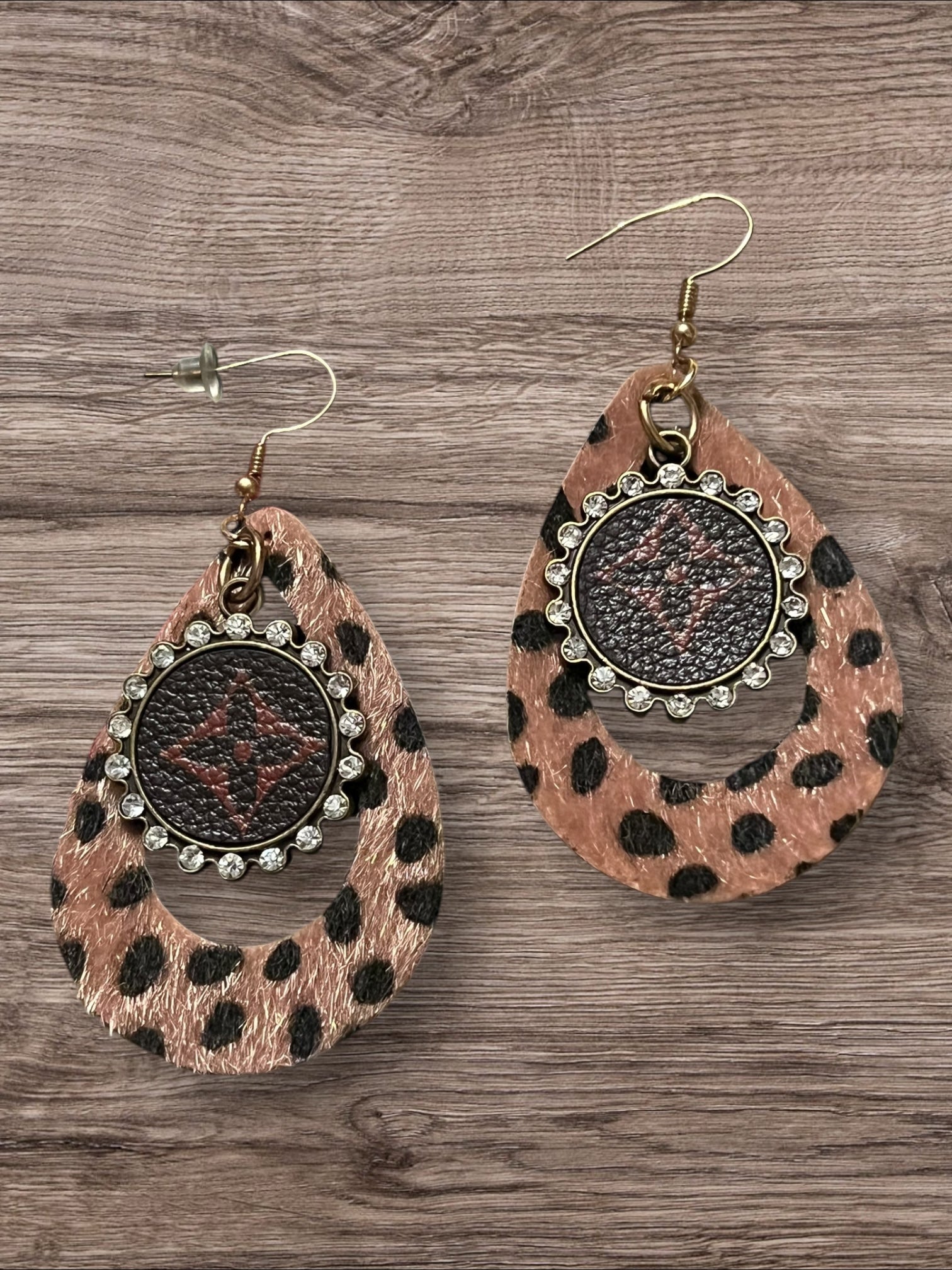 Teardrop spotted leopard with flower disc earrings