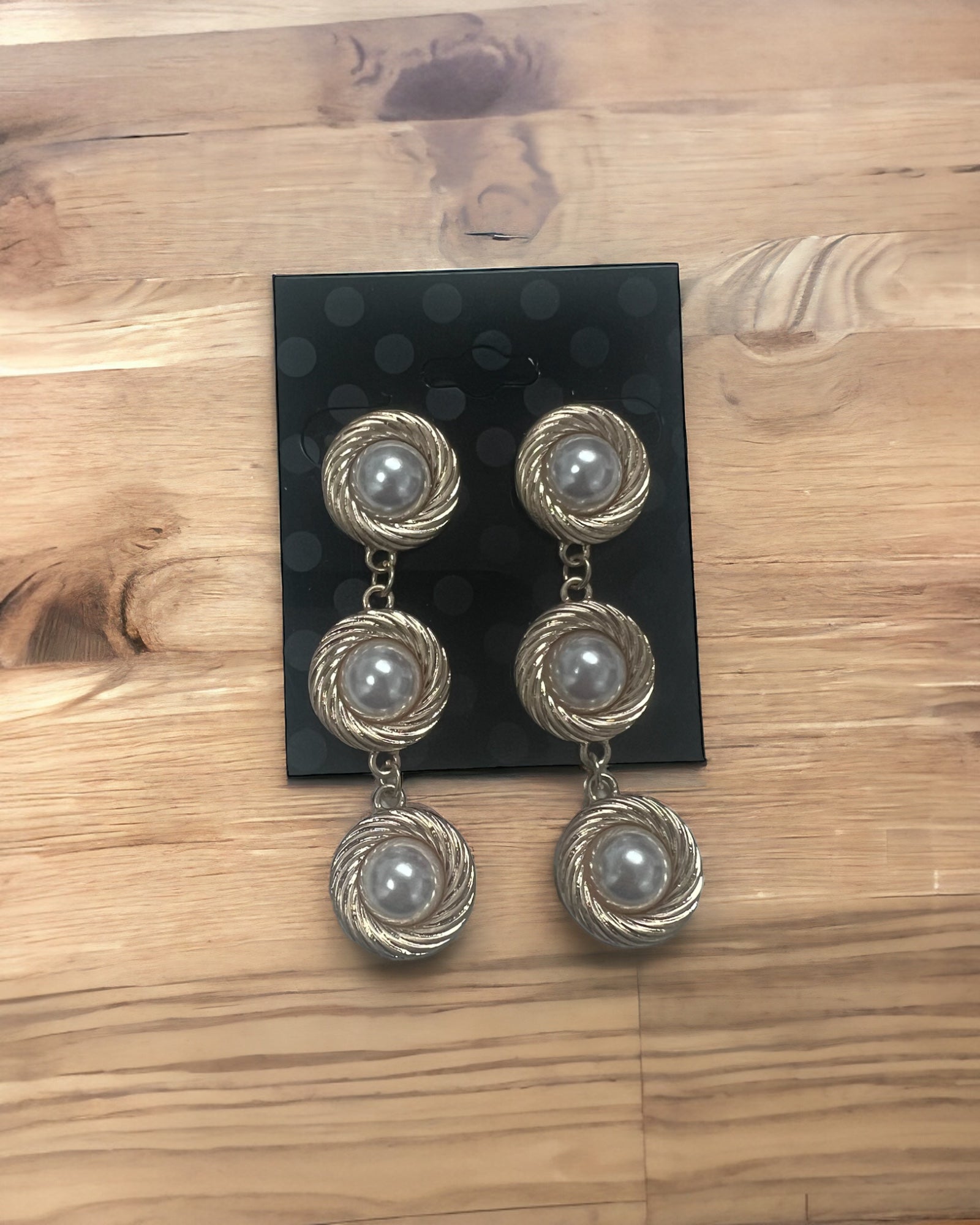 Pearl gold circle earrings