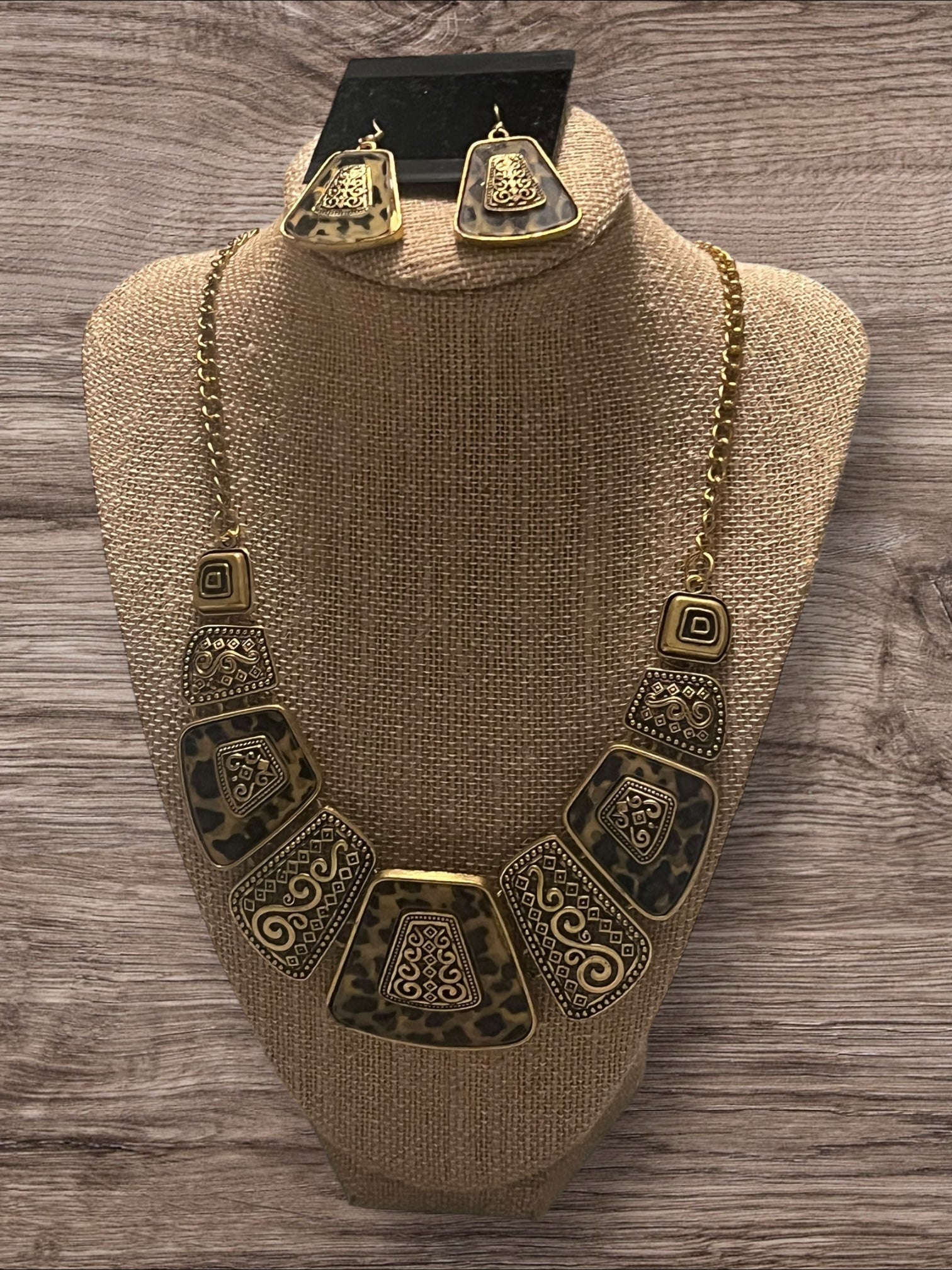Leopard necklace set